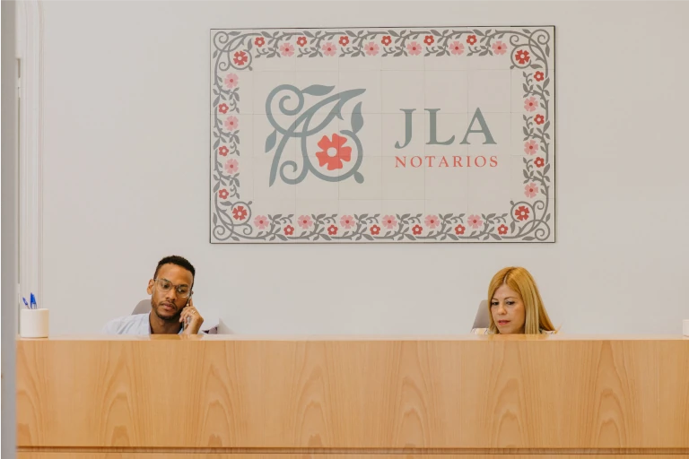 equipo de recepción de JLA Notarios
